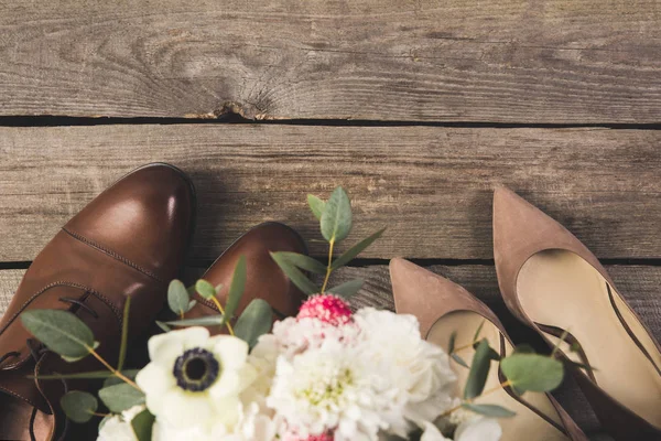 Vista Superior Pares Sapatos Noiva Noivos Com Buquê Flores Mesa — Fotografia de Stock