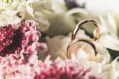 zblízka pohled na snubní prsteny, svatební kytice 