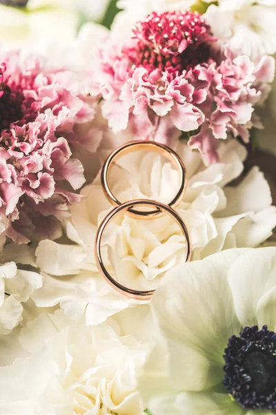 Vista Perto Das Alianças Casamento Buquê Noiva — Fotografia de Stock