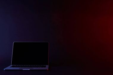 laptop ile karanlık boş ekran kapalı