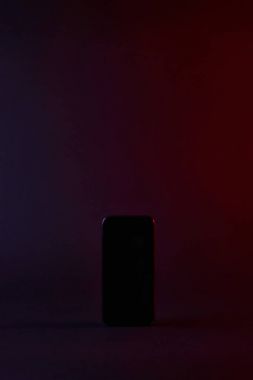 bir siyah smartphone yükseltilmiş görünümünü kara günü