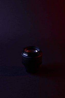 bir fotoğraf lens koyu yüzeyi