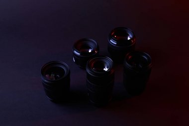 karanlık yüzeyi yansıtan kamera lensler