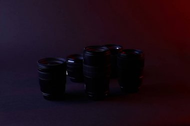 karanlık yüzeyinde siyah kamera lensler