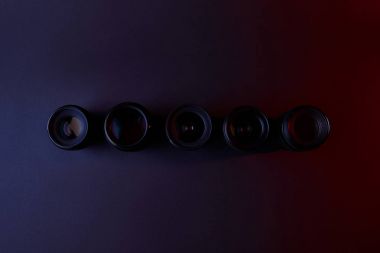 kamera lens satır üstten görünüm kara günü