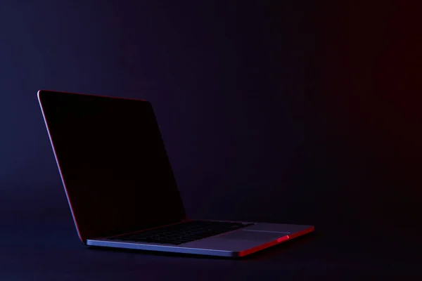 Ένας Απενεργοποιημένος Laptop Στην Σκοτεινή Επιφάνεια — Φωτογραφία Αρχείου
