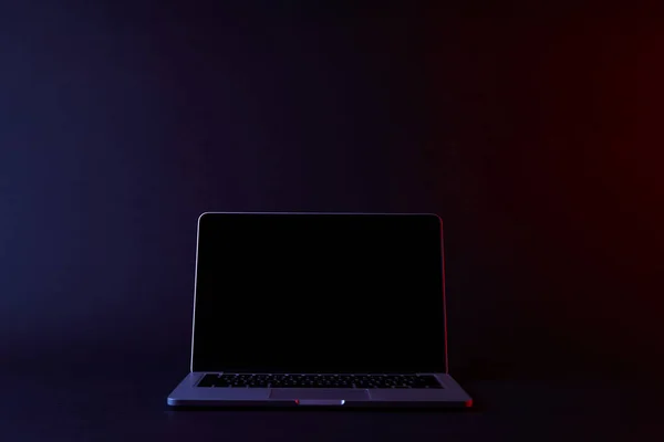 Wyłączony Jeden Laptop Ciemnej Powierzchni — Zdjęcie stockowe