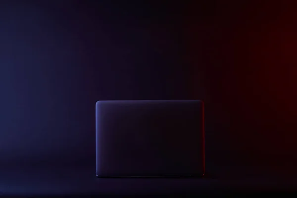 Wyłączony Jeden Laptop Ciemnej Powierzchni — Zdjęcie stockowe