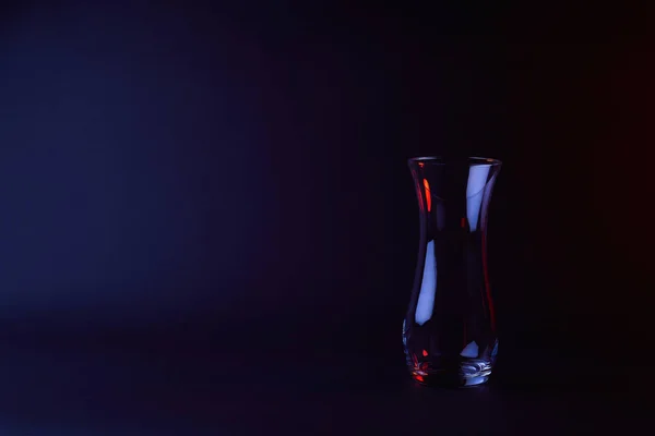 Empty Glass Vase Reflection Dark Surface — Stock Photo, Image