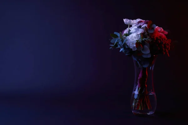 Μπουκέτο Διάφορα Λουλούδια Βάζο Στο Σκοτάδι — Φωτογραφία Αρχείου