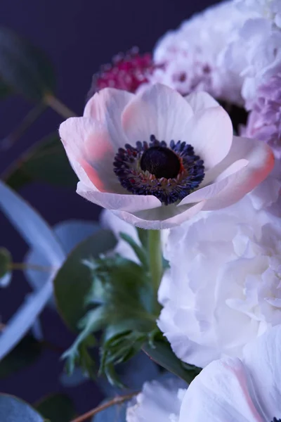 Close Van Boeket Van Verschillende Bloemen Donker — Stockfoto