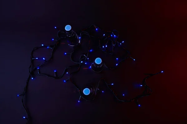 Vista Superior Guirlanda Brilhante Azul Superfície Escura — Fotografia de Stock