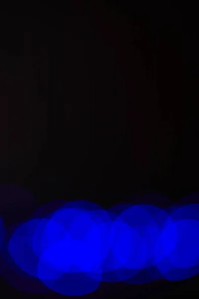 Abstrakte Blaue Verschwommene Kreise Auf Dunklem Grund — Stockfoto