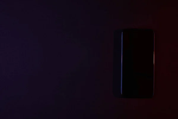 Erhöhter Blick Auf Ein Schwarzes Smartphone Bei Dunkelheit — Stockfoto