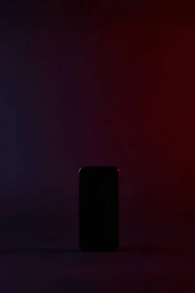 Verhoogde Weergave Van Één Zwarte Smartphone Donker — Stockfoto
