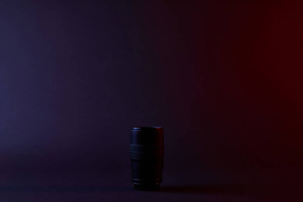 единая фотографическая цель на темной поверхности
