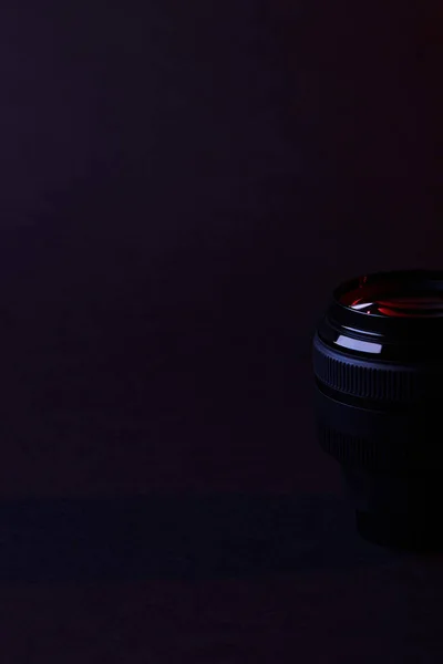 Lente Câmera Única Com Reflexão Escuro — Fotografia de Stock Grátis