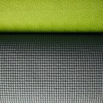 Vista superior de dos esteras de yoga laminadas verdes y grises