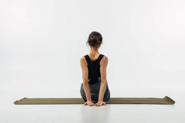 Dikiz pratik yoga yoga mat beyaz izole kadın