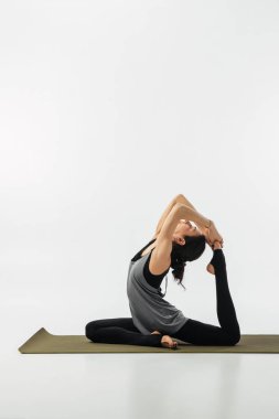 Yoga uygulamak ve Kral yapıyor kadın üzerinde beyaz izole güvercin