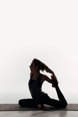 yoga uygulamak ve Kral yapıyor kadın yan görünüm beyaz güvercini