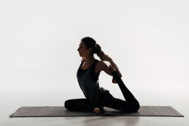yoga uygulamak ve Kral yapıyor kadın yan görünüm beyaz güvercini