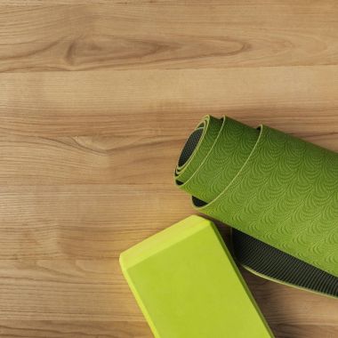 Yeşil yoga mat ahşap zemin üzerinde yukarıdan