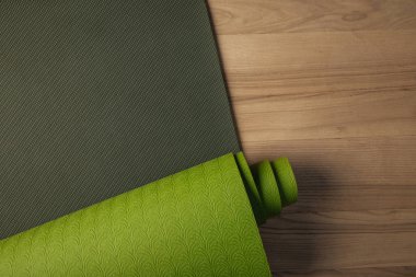 Yeşil yoga mat kahverengi kat yukarıdan