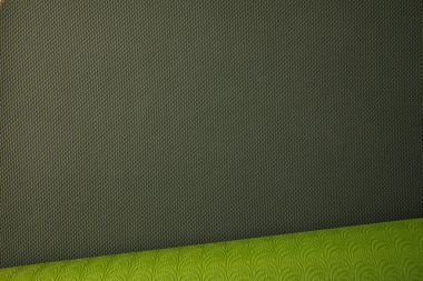 Yeşil haddelenmiş yoga mat Üstten Görünüm