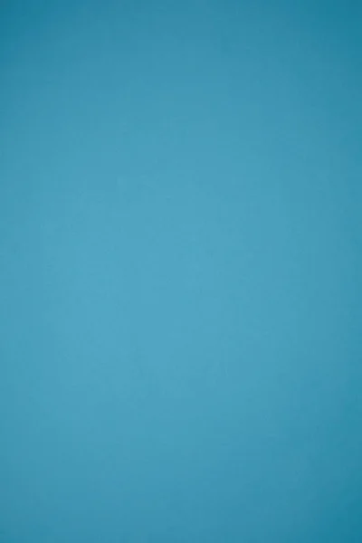 青着色された紙から作られた明るい抽象的な背景 — ストック写真