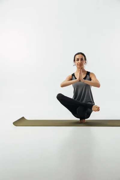 Chica Practicando Pie Dedo Del Pie Estera Yoga Blanco — Foto de Stock