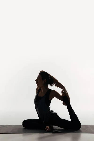 Vue Latérale Femme Pratiquant Yoga Faisant Pigeon Roi Sur Blanc — Photo
