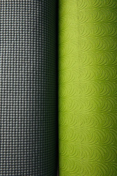 Вид Сверху Два Зеленых Серых Коврика Йоги — стоковое фото