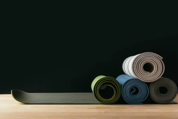 Different Colored Rolled Yoga Mats Wooden Table — Stock Photo, Image