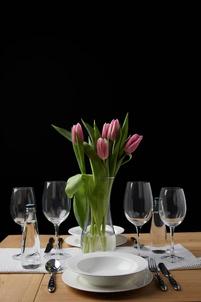 Ρύθμιση Του Πίνακα Μαχαιροπίρουνα Και Πιάτα Στο Τραπέζι Λουλούδια — Φωτογραφία Αρχείου