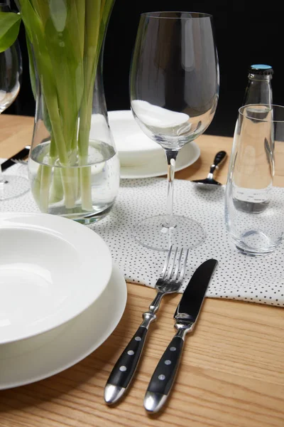 Gözlüklü Buket Cam Vazo Içinde Sunulan Yanındaki Masada Yemek — Ücretsiz Stok Fotoğraf
