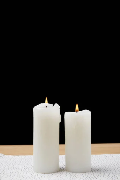 Tabel Met Brandende Kaarsen Zwarte Achtergrond — Stockfoto