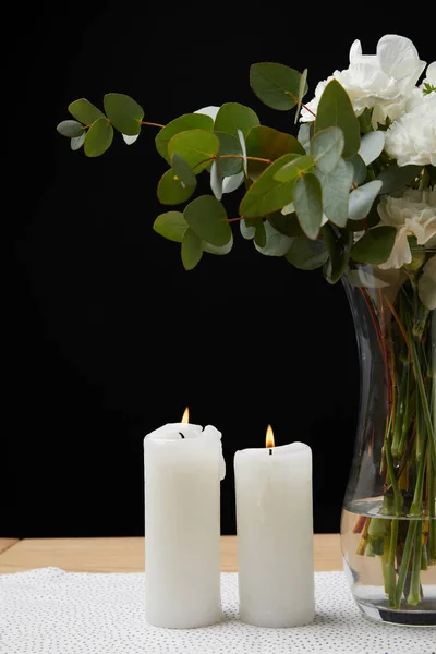 Vaas Met Bloemboeket Kaarsen Tafel Zwarte Achtergrond — Stockfoto