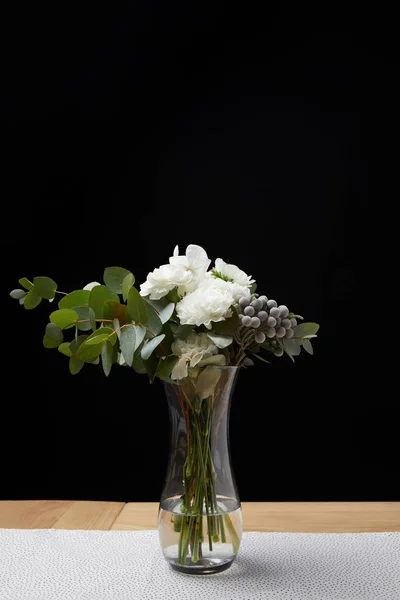 Vaso Com Buquê Flores Mesa Sobre Fundo Preto — Fotografia de Stock