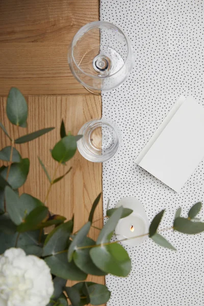 Serviesgoed Met Glazen Tafel Naast Lege Kaart Bloemen — Stockfoto