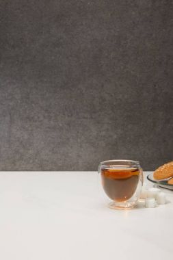 taze sıcak çay cam fincan, kesme şeker ve Grey lezzetli Kurabiye 