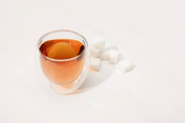 Cam bardak taze bitkisel çay ve şeker küpleriyle Grey görmek  