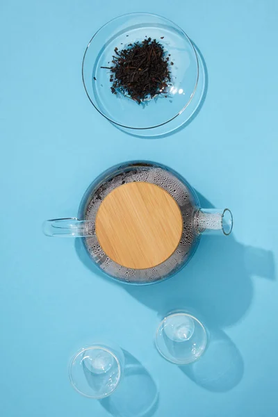 Верхний Вид Чайник Свежим Чаем Пустые Чашки Сухой Травяной Чай — стоковое фото