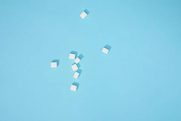 Vista Superior Cubos Açúcar Saborosos Brancos Doces Com Sombras Azul — Fotografia de Stock