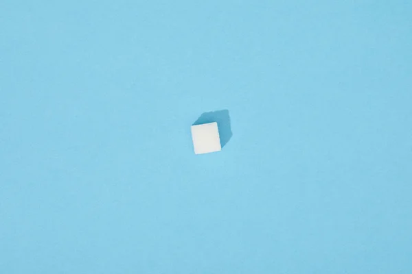 Dulce Cubo Azúcar Blanco Con Sombra Sobre Azul — Foto de Stock