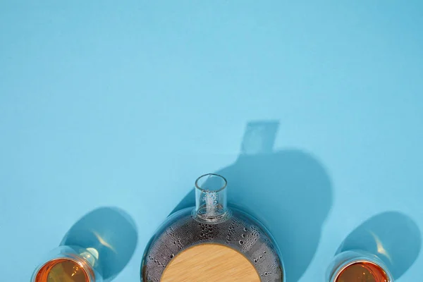 Draufsicht Auf Teekanne Und Tassen Mit Frischem Tee Auf Blau — kostenloses Stockfoto
