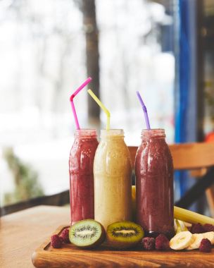 Smoothies ve masada çiğ meyve Detoks