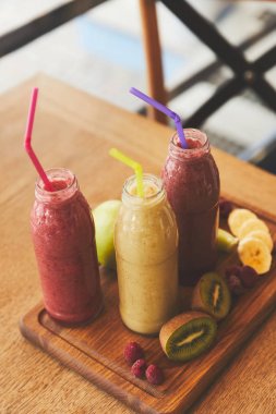 Taze meyve ve çilek masada smoothies ile şişe