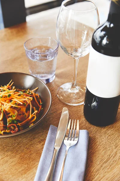 Tagliatelle Udon Con Carne Maiale Servite Tavola Con Vino — Foto Stock