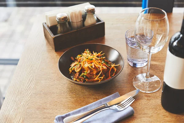 Mie Udon Dengan Daging Babi Disajikan Atas Meja Dengan Anggur — Stok Foto